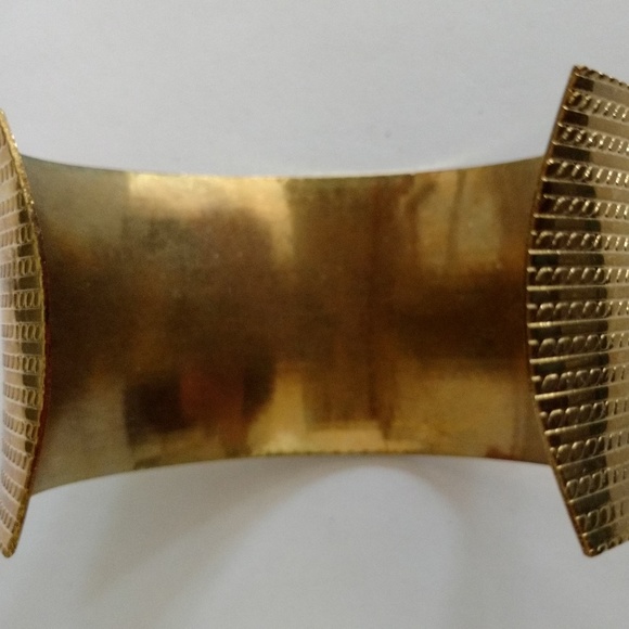 GOLD CUFF BRACELET - BRAND NEW, NEVER WORN!! - Picture 3 of 3